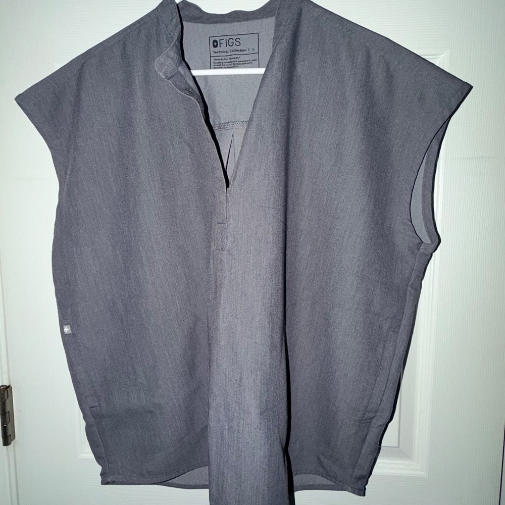 Figs Women's Rafaela Oversized Scrub Top in Graphite